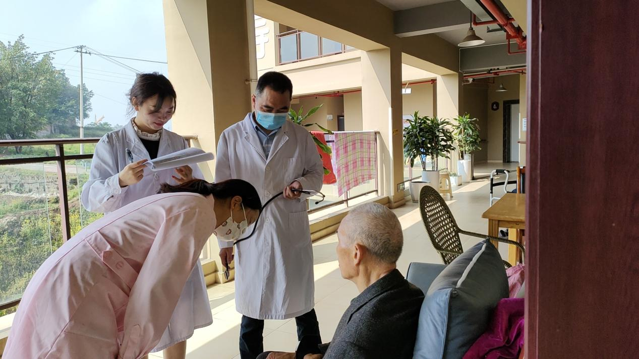 为什么越来越多的老人愿意去养老院养老？